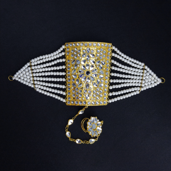 Golden Ponchi – Kundan Haath Phool with Pearl Strands – Traditional Hand Jewelry for Brides & Festive Wear